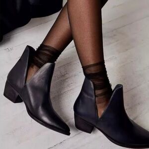 FREE PEOPLE Charm Double V Leather Ankle Booties Black Size EU 41